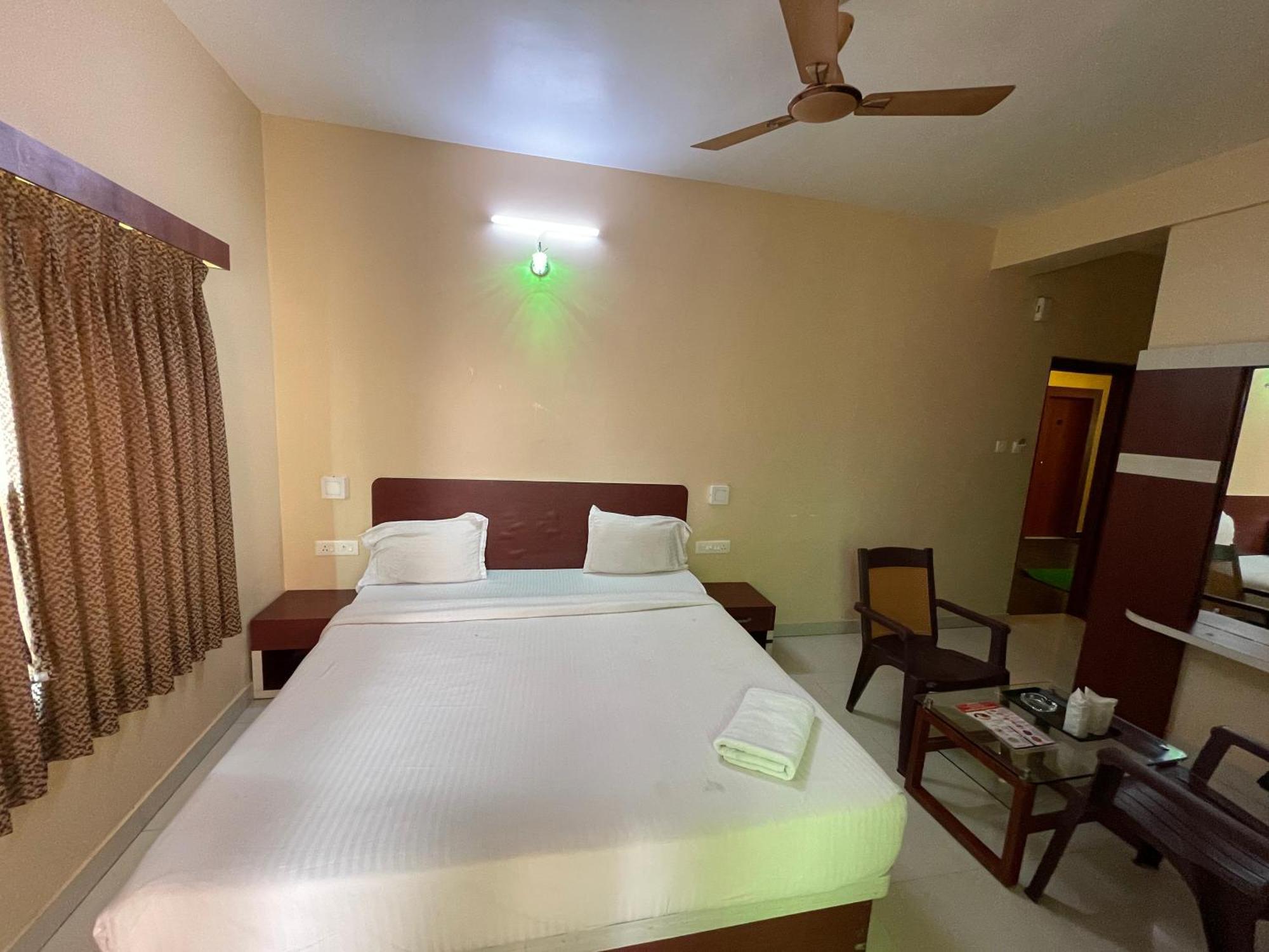 Hotel Golden Wave Puri Exterior foto